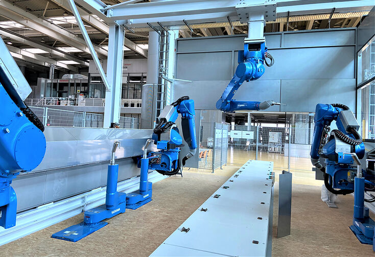 Roboterarme einer Fertigungslinie